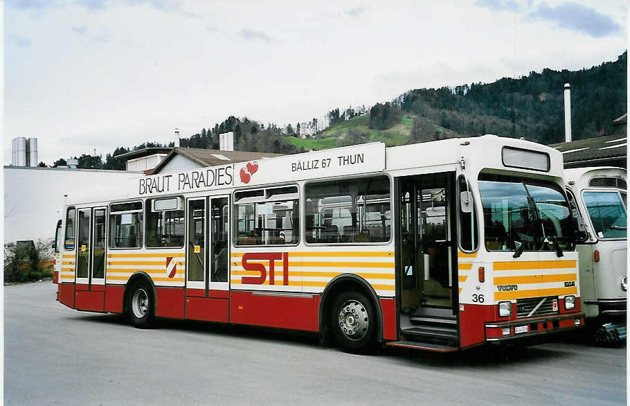 (045'417) - STI Thun - Nr. 36/BE 443'836 - Volvo/R&J (ex SAT Thun Nr. 36) am 19. Mrz 2001 in Thun, Garage