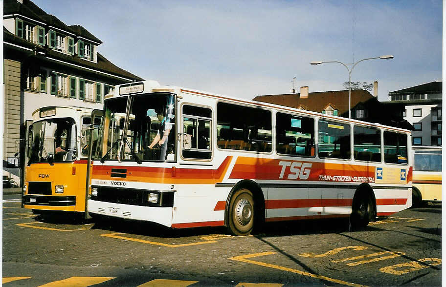 (045'612) - STI Thun - Nr. 3/BE 26'635 - Volvo/R&J (ex TSG Blumenstein Nr. 3) am 3. April 2001 beim Bahnhof Thun