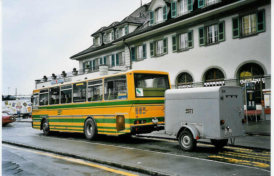 (045'713) - STI Thun - Nr. 16/BE 151'197 - Neoplan/Lauber (ex AvH Heimenschwand Nr. 6) am 12. April 2001 beim Bahnhof Thun