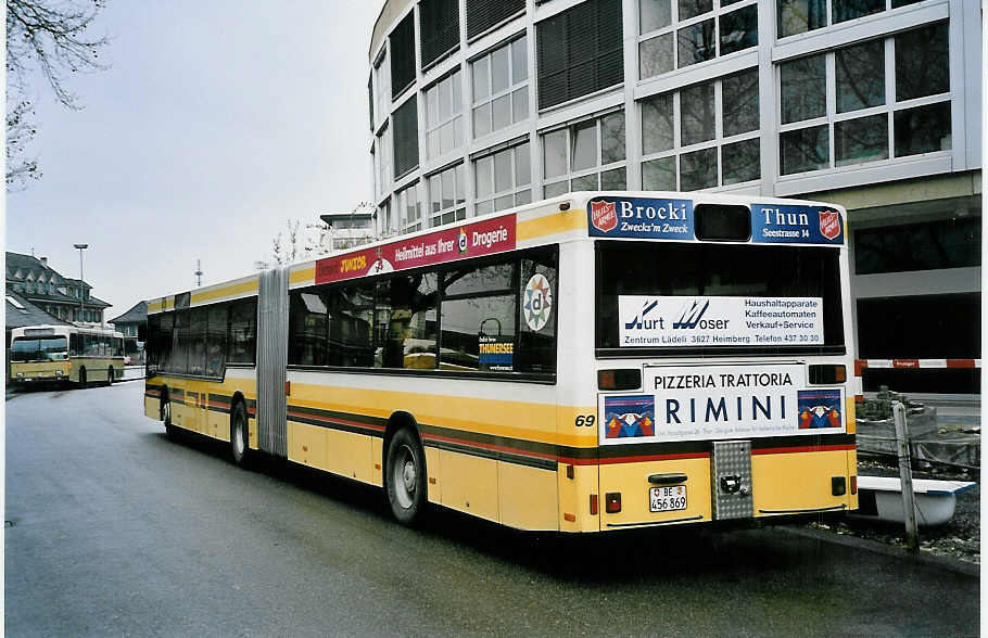 (045'714) - STI Thun - Nr. 69/BE 456'869 - MAN am 12. April 2001 beim Bahnhof Thun