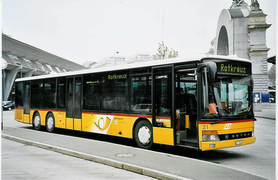 (045'831) - Bucheli, Kriens - Nr. 21/LU 15'010 - Setra am 23. April 2001 beim Bahnhof Luzern