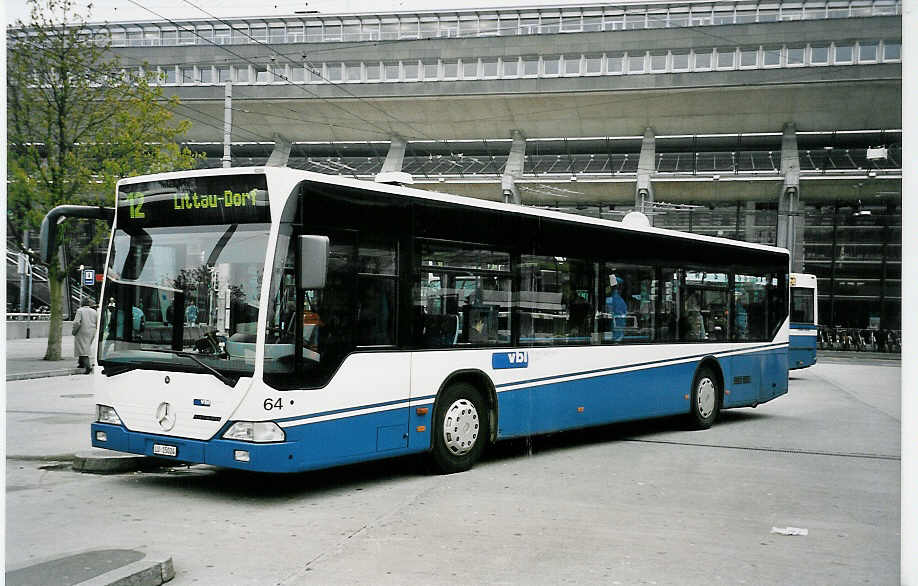 (045'833) - Gowa, Luzern - Nr. 64/LU 15'024 - Mercedes am 23. April 2001 beim Bahnhof Luzern