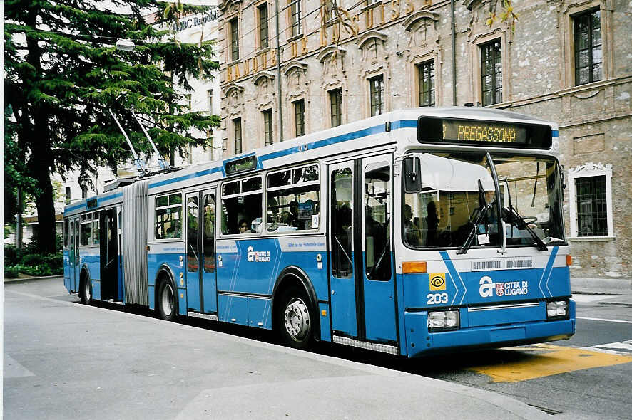 (045'917) - ACT Lugano - Nr. 203 - Vetter Gelenktrolleybus am 23. April 2001 in Lugano, Piazza Manzoni