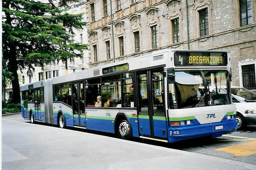 (045'926) - TPL Lugano - Nr. 43/TI 171'466 - Neoplan am 23. April 2001 in Lugano, Piazza Manzoni