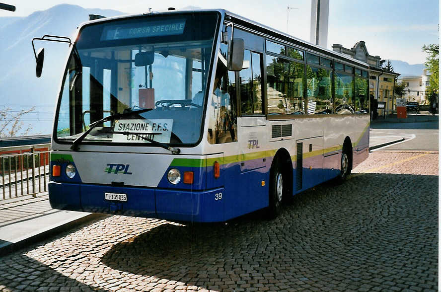 (046'129) - TPL Lugano - Nr. 39/TI 105'035 - Van Hool am 24. April 2001 beim Bahnhof Lugano