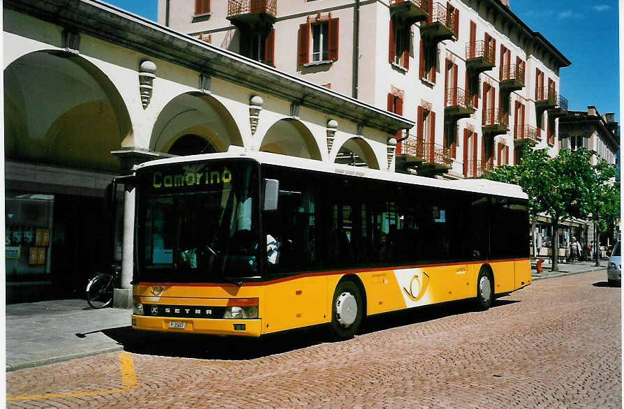 (046'226) - PTT-Regie - P 25'607 - Setra am 24. April 2001 beim Bahnhof Bellinzona