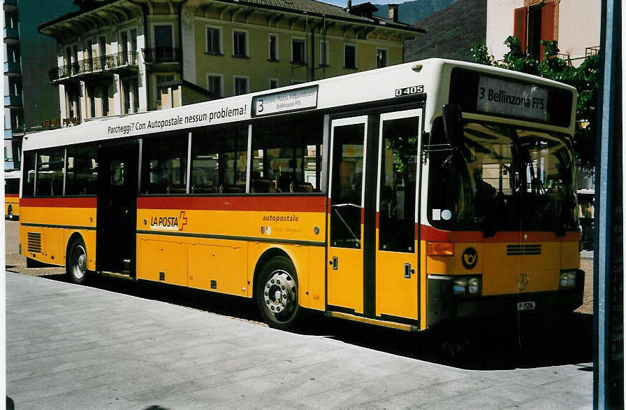 (046'227) - PTT-Regie - P 25'284 - Mercedes am 24. April 2001 beim Bahnhof Bellinzona