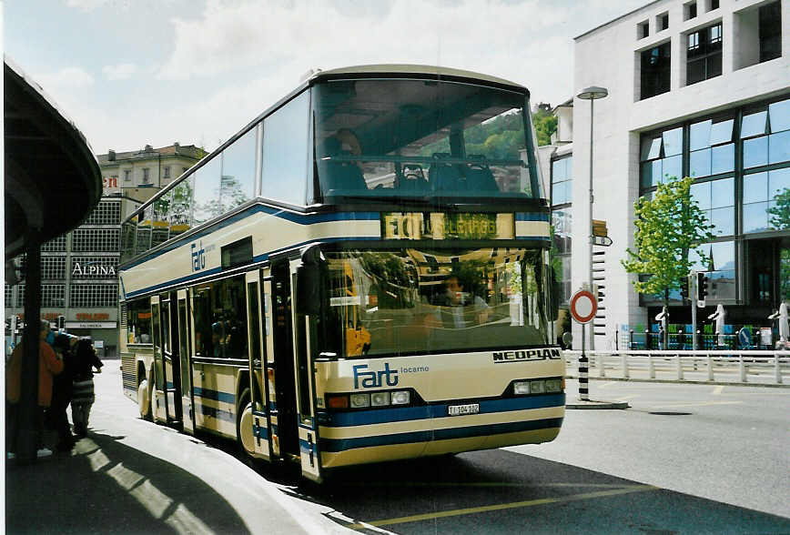 (046'311) - FART Locarno - Nr. 102/TI 104'102 - Neoplan am 24. April 2001 beim Bahnhof Locarno