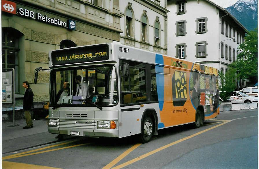 (046'324) - PTT-Regie - P 23'027 - Neoplan (ex Zerzuben, Visp-Eyholz Nr. 53) am 24. April 2001 beim Bahnhof Brig