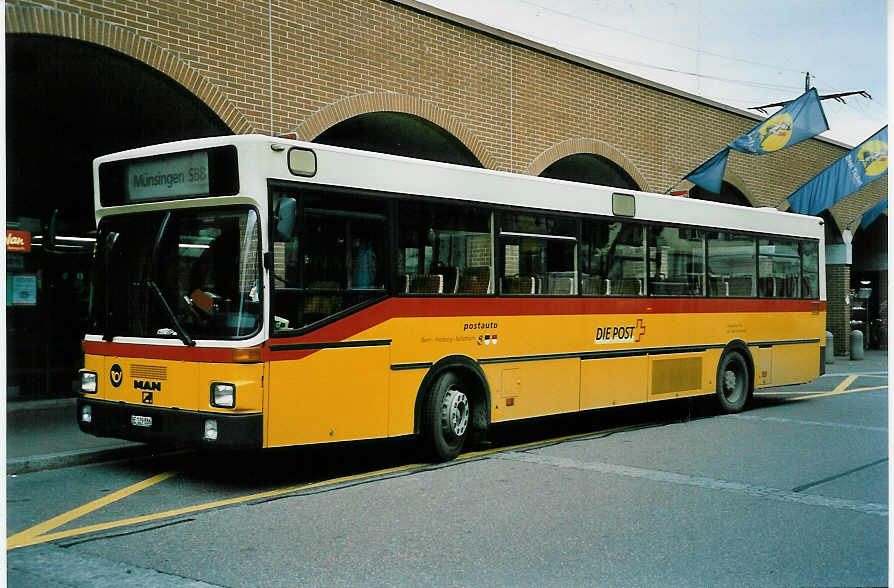 (046'430) - Lengacher, Mhlethurnen - Nr. 2/BE 129'886 - MAN am 1. Mai 2001 beim Bahnhof Mnsingen