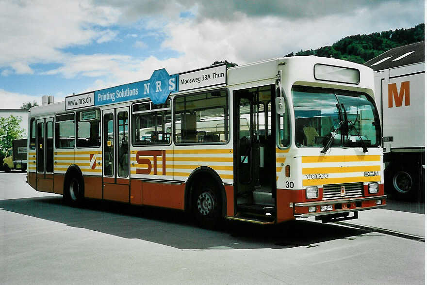 (046'623) - STI Thun - Nr. 30/BE 419'030 - Volvo/R&J (ex SAT Thun Nr. 30) am 18. Mai 2001 in Thun, Garage