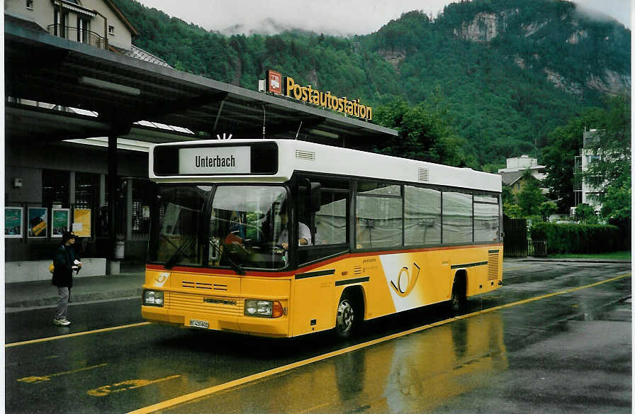 (047'129) - Selfors, Meiringen - BE 410'602 - Neoplan am 10. Juni 2001 in Meiringen, Postautostation