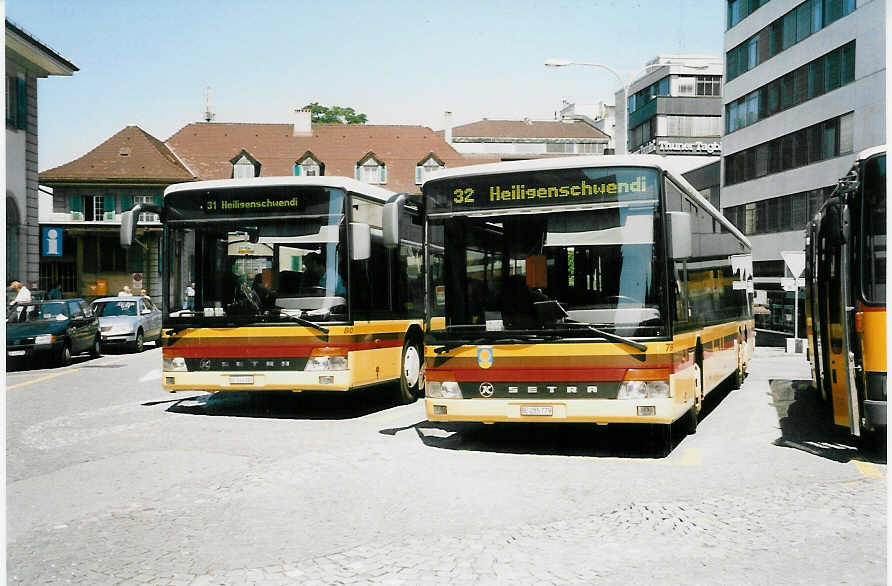 (047'534) - STI Thun - Nr. 80/BE 543'380 + Nr. 79/BE 285'779 - Setra am 2. Juli 2001 beim Bahnhof Thun