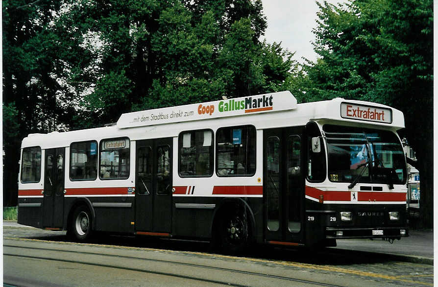 (047'715) - VBSG St. Gallen - Nr. 219/SG 141'219 - Saurer/Hess am 10. Juli 2001 beim Bahnhof St. Gallen