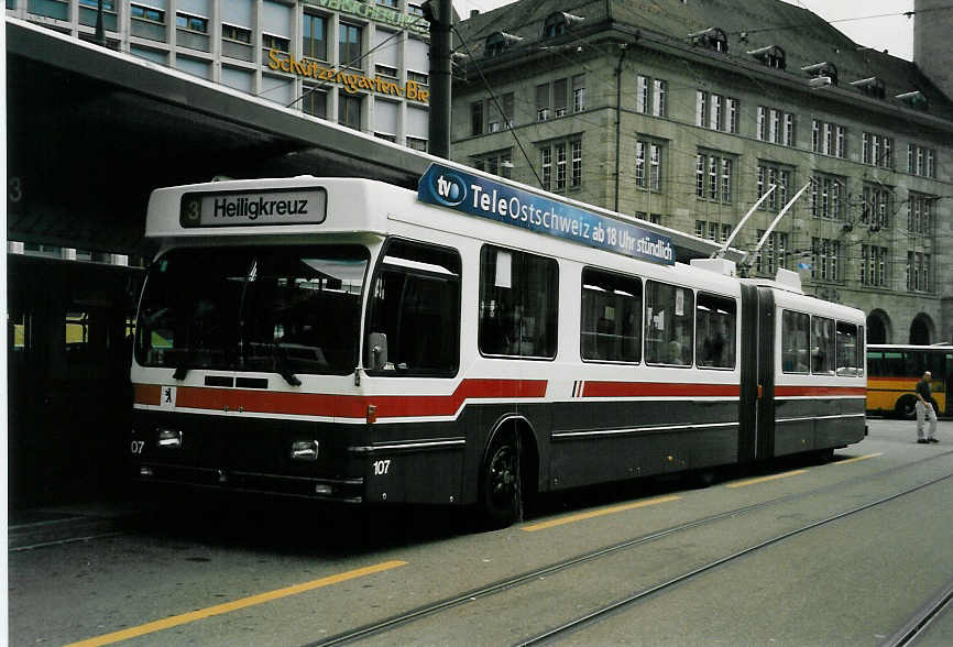 (047'720) - VBSG St. Gallen - Nr. 107 - Saurer/Hess Gelenktrolleybus am 10. Juli 2001 beim Bahnhof St. Gallen