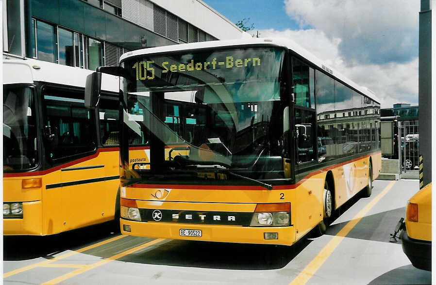 (048'014) - Steiner, Ortschwaben - Nr. 2/BE 90'522 - Setra am 16. Juli 2001 in Bern, Postautostation