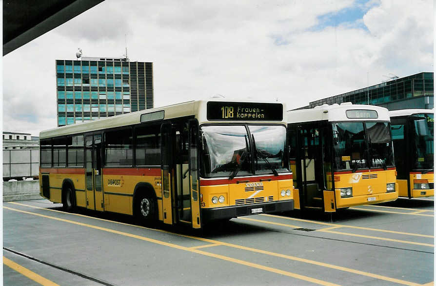 (048'022) - Steiner, Ortschwaben - Nr. 13/BE 268'456 - Volvo/Lauber am 16. Juli 2001 in Bern, Postautostation