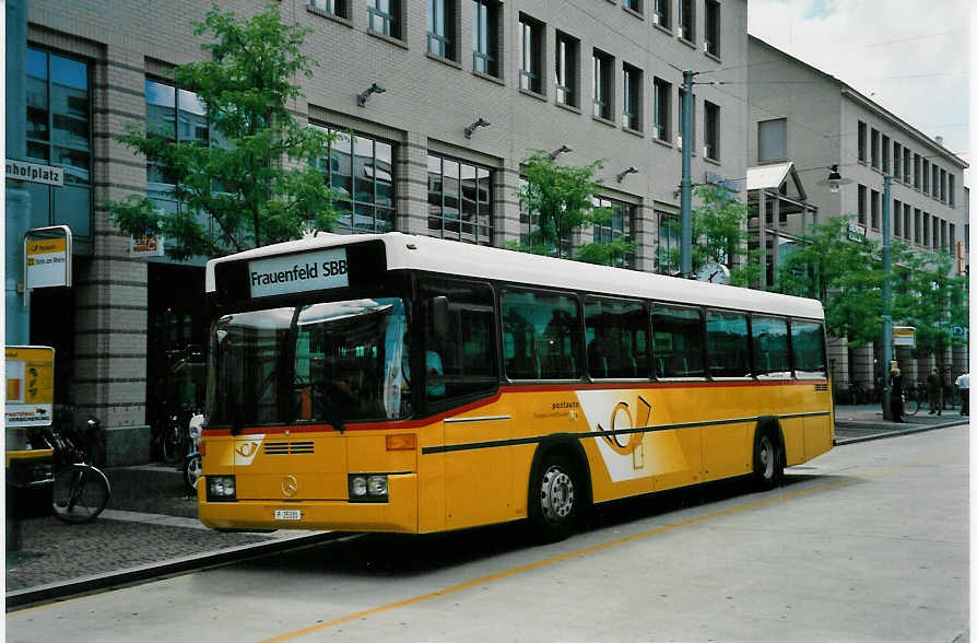 (048'231) - PTT-Regie - P 25'331 - Mercedes/R&J am 17. Juli 2001 beim Bahnhof Frauenfeld