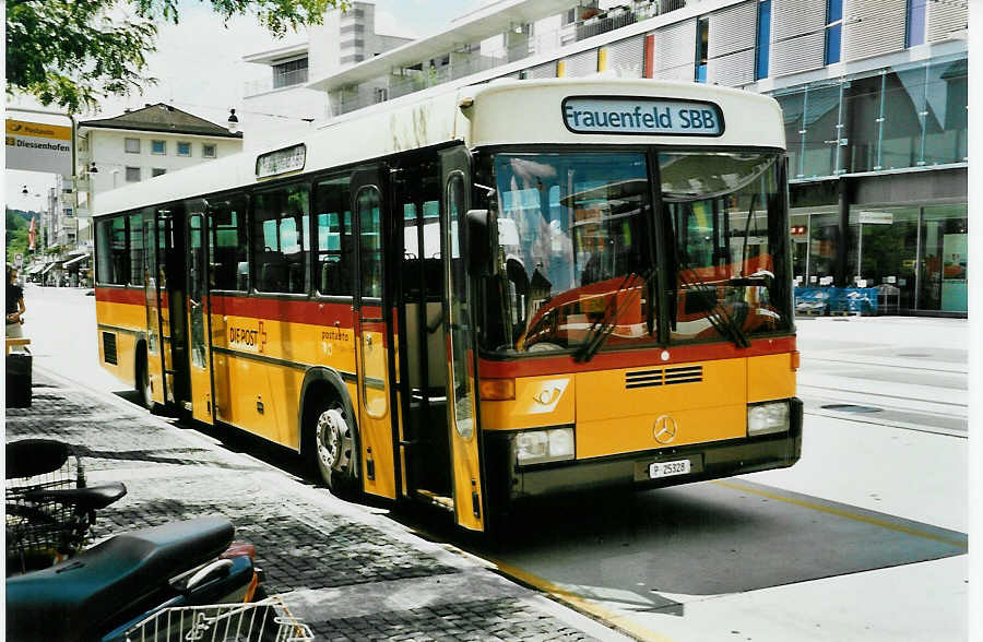 (048'301) - PTT-Regie - P 25'328 - Mercedes/R&J am 17. Juli 2001 beim Bahnhof Frauenfeld