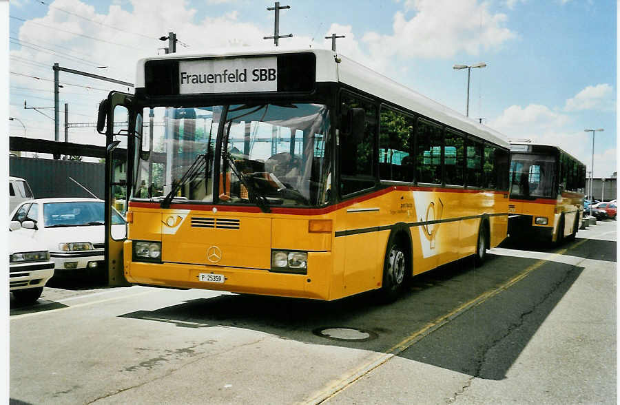 (048'306) - PTT-Regie - P 25'359 - Mercedes/R&J am 17. Juli 2001 beim Bahnhof Weinfelden