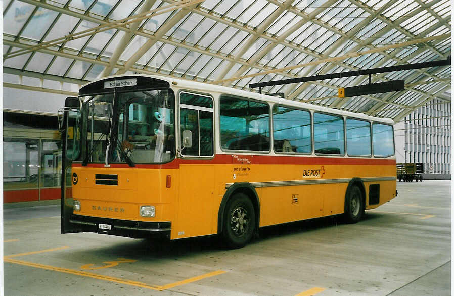 (048'411) - PTT-Regie - P 24'406 - Saurer/Hess am 18. Juli 2001 in Chur, Postautostation