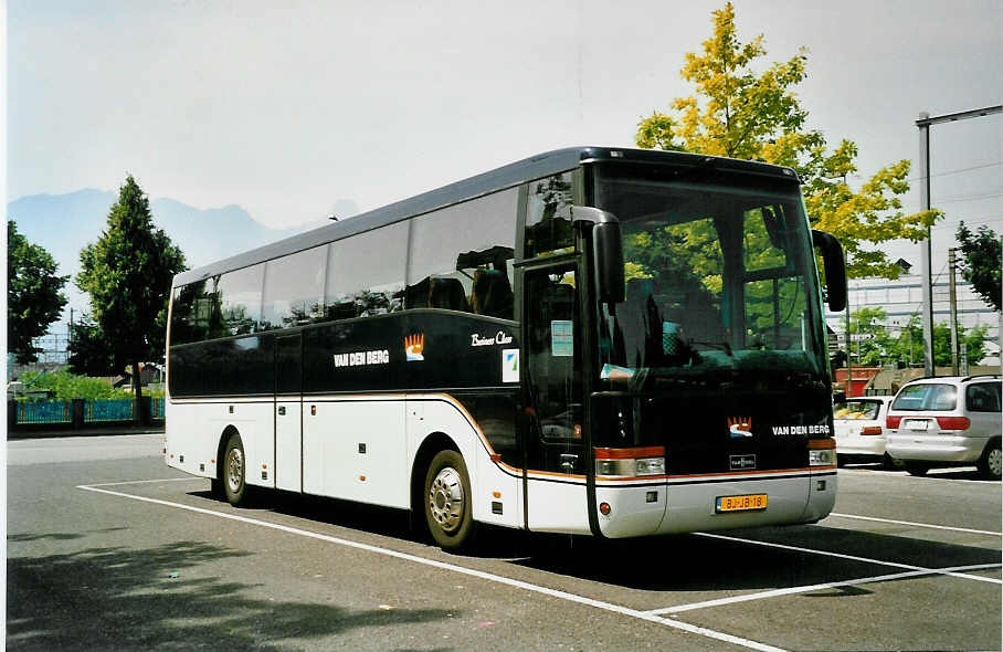 (048'732) - Aus Holland: Van den Berg, Leonen - Nr. 52/BJ-JB-18 - Van Hool am 2. August 2001 in Thun, Seestrasse