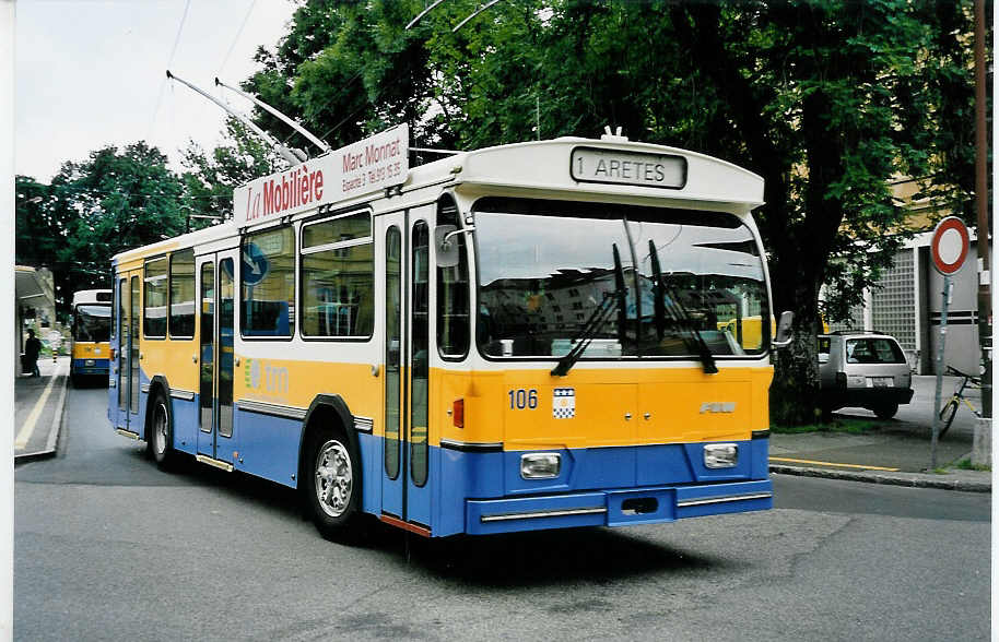 (048'832) - TC La Chaux-de-Fonds - Nr. 106 - FBW/Hess-Haag Trolleybus am 6. August 2001 beim Bahnhof La Chaux-de-Fonds