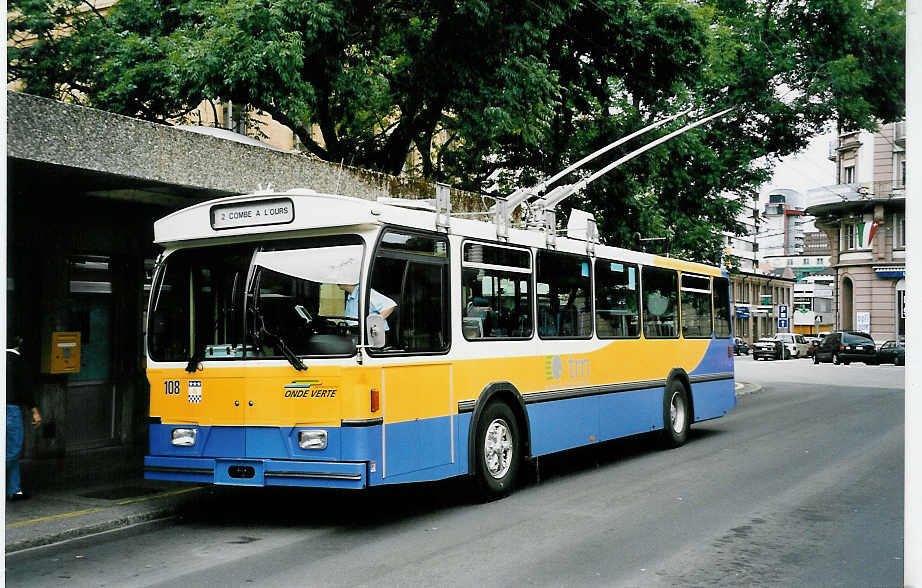 (048'833) - TC La Chaux-de-Fonds - Nr. 108 - FBW/Hess-Haag Trolleybus am 6. August 2001 beim Bahnhof La Chaux-de-Fonds