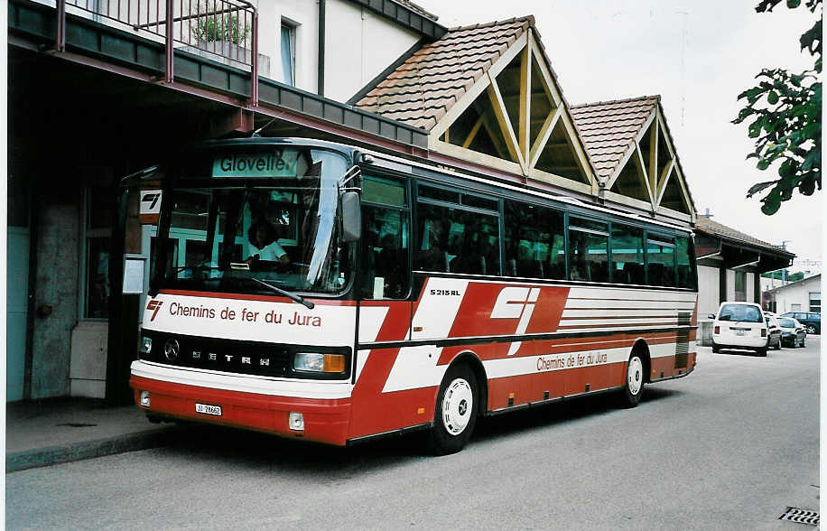 (048'930) - CJ Tramelan - Nr. 16/JU 28'662 - Setra am 7. August 2001 beim Bahnhof Saignelgier