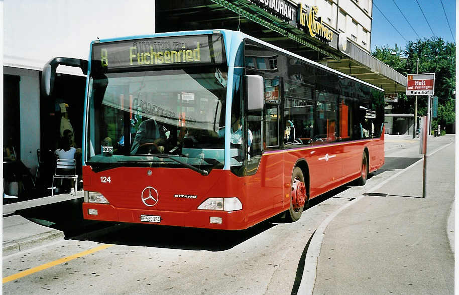 (049'018) - VB Biel - Nr. 124/BE 560'124 - Mercedes am 12. August 2001 beim Bahnhof Biel