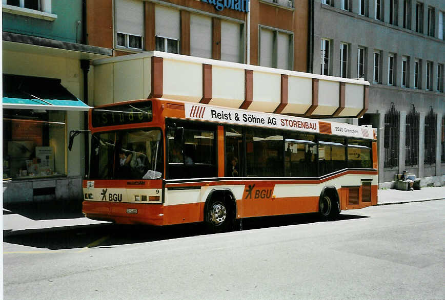 (049'505) - BGU Grenchen - Nr. 9/SO 54'813 - Neoplan am 25. August 2001 in Grenchen, Postplatz