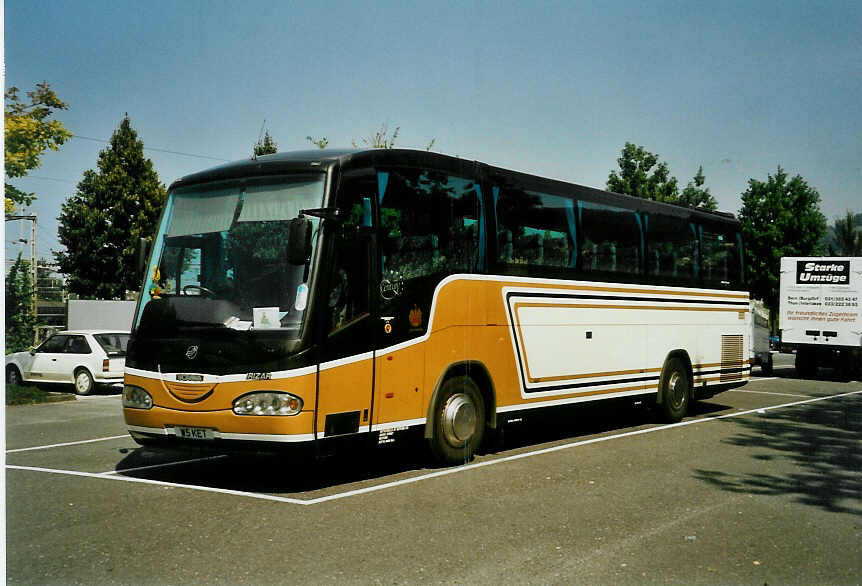 (049'527) - Aus England: Kettlewells, Retford - W5 KET - Scania/Irizar am 28. August 2001 in Thun, Seestrasse