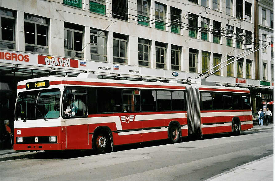 (049'923) - VB Biel - Nr. 68 - Volvo/R&J Gelenktrolleybus am 1. Oktober 2001 in Biel, Guisanplatz