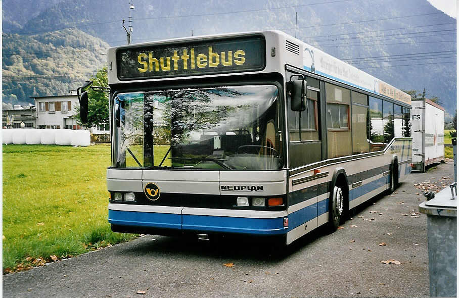 (050'103) - AAGI Interlaken - Nr. 32 - Neoplan am 8. Oktober 2001 in Interlaken, Garage