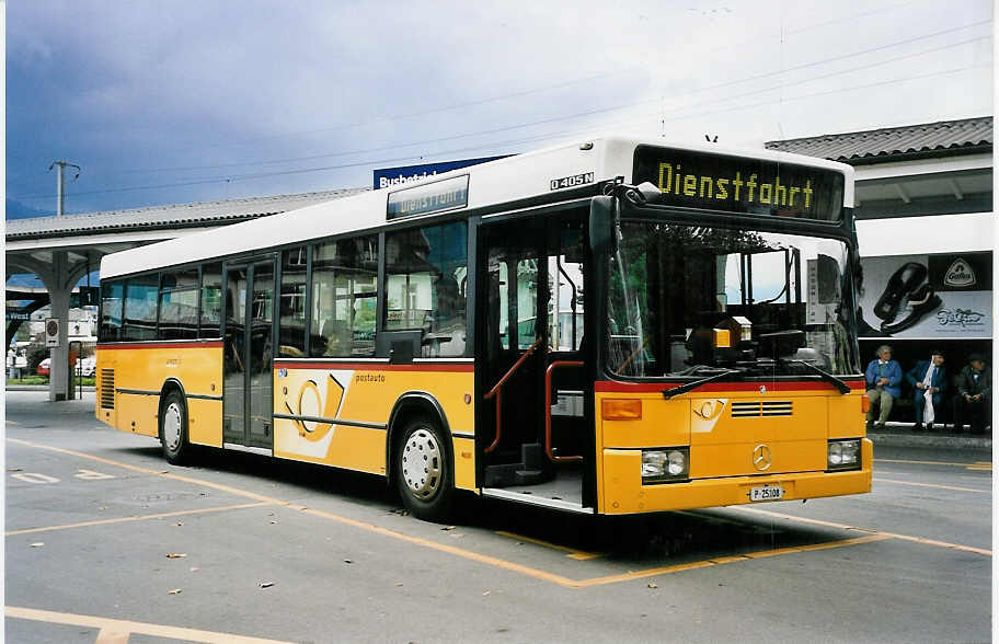 (050'107) - PTT-Regie - P 25'108 - Mercedes am 8. Oktober 2001 beim Bahnhof Interlaken West