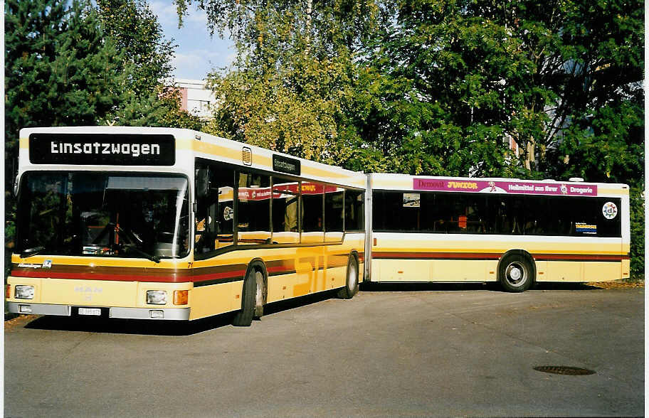 (050'135) - STI Thun - Nr. 71/BE 385'871 - MAN am 15. Oktober 2001 in Thun, Garage