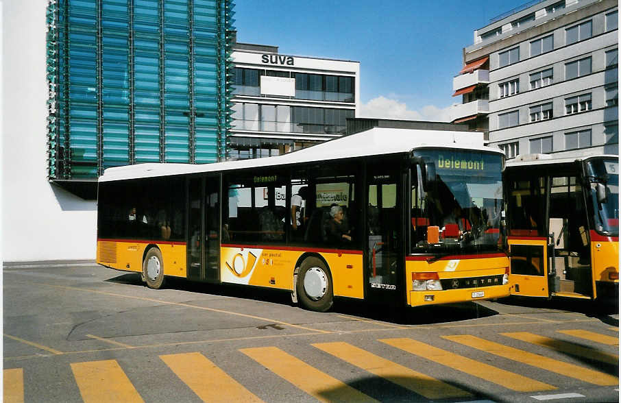 (050'211) - PTT-Regie - P 25'649 - Setra am 16. Oktober 2001 beim Bahnhof Delmont