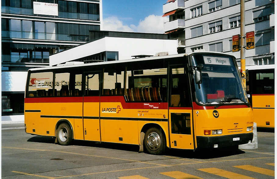 (050'216) - Odiet, Pleigne - JU 13'621 - MAN/Auwrter am 16. Oktober 2001 beim Bahnhof Delmont