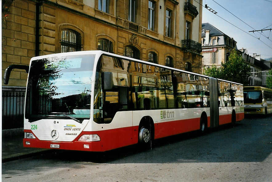 (050'236) - VR La Chaux-de-Fonds - Nr. 224/NE 18'224 - Mercedes am 17. Oktober 2001 in Neuchtel, Place Pury