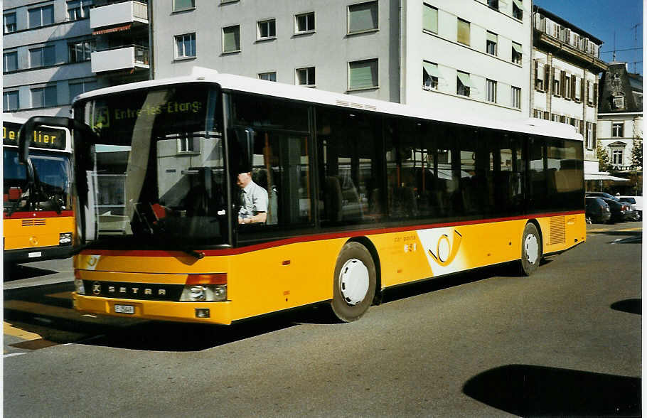 (050'430) - PTT-Regie - P 25'649 - Setra am 19. Oktober 2001 beim Bahnhof Delmont