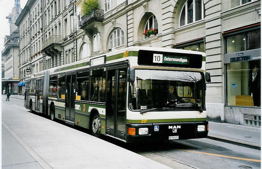 (050'614) - SVB Bern - Nr. 217/BE 513'217 - MAN am 18. November 2001 beim Bahnhof Bern