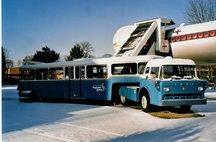 (050'907) - Flughafen, Zrich - Nr. 5 - Ford/Hnni am 24. Dezember 2001 in Luzern, Verkehrshaus