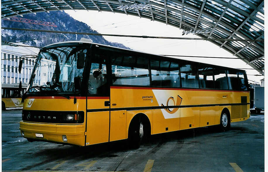 (050'936) - PTT-Regie - P 26'011 - Setra am 27. Dezember 2001 in Chur, Postautostation