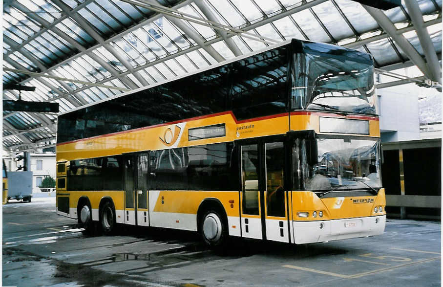 (051'001) - PTT-Regie - P 27'816 - Neoplan am 27. Dezember 2001 in Chur, Postautostation