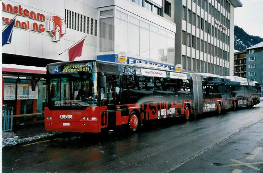 (051'014) - SBC Chur - Nr. 52/GR 155'852 - Neoplan am 27. Dezember 2001 beim Bahnhof Chur