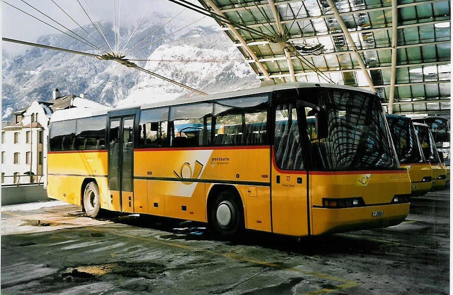 (051'028) - PTT-Regie - P 25'858 - Neoplan am 27. Dezember 2001 in Chur, Postautostation