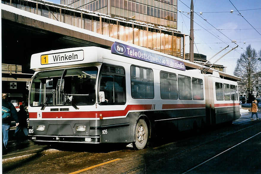 (051'108) - VBSG St. Gallen - Nr. 105 - Saurer/Hess Gelenktrolleybus am 27. Dezember 2001 beim Bahnhof St. Gallen