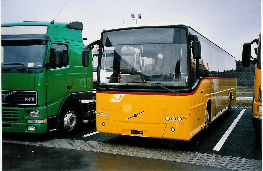 (051'136) - PTT-Regie - P 25'164 - Volvo am 29. Dezember 2001 in Mnchenbuchsee, Volvo