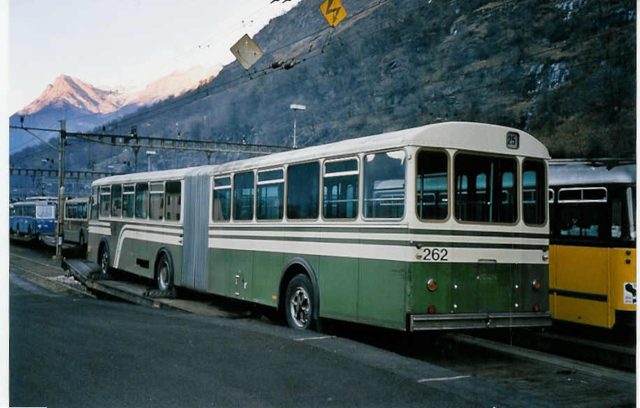 (051'318) - TN Neuchtel (RWB) - Nr. 262 - FBW/SWS-Gangloff (ex SVB Bern Nr. 262) am 1. Januar 2002 beim Bahnhof Biasca