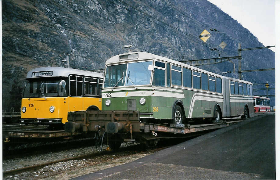 (051'324) - TN Neuchtel (RWB) - Nr. 262 - FBW/SWS-Gangloff (ex SVB Bern Nr. 262) am 1. Januar 2002 beim Bahnhof Biasca 